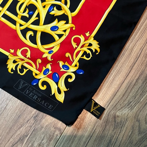 VERSACE SCRAF - Picture 9 of 11